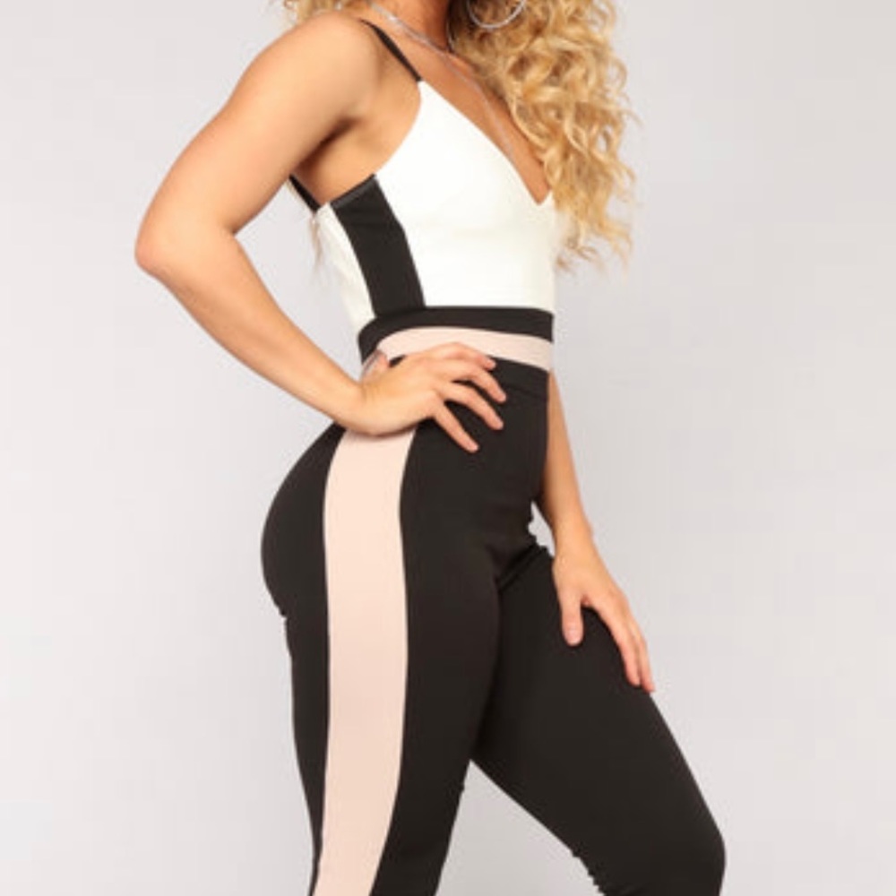 Cute jumpsuit. Great fixing. Never wear.